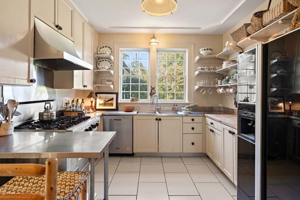 10296 HIGHWAY 190 Highway