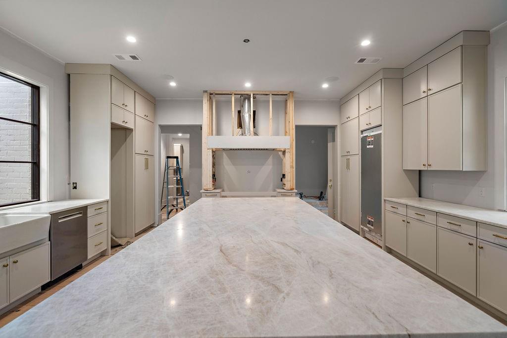 909 S MADISON Street