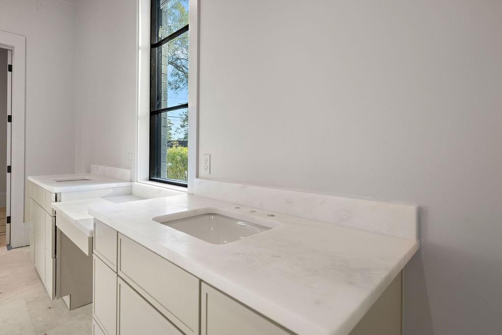 909 S MADISON Street