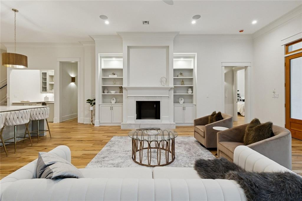 6462 LOUIS XIV Street