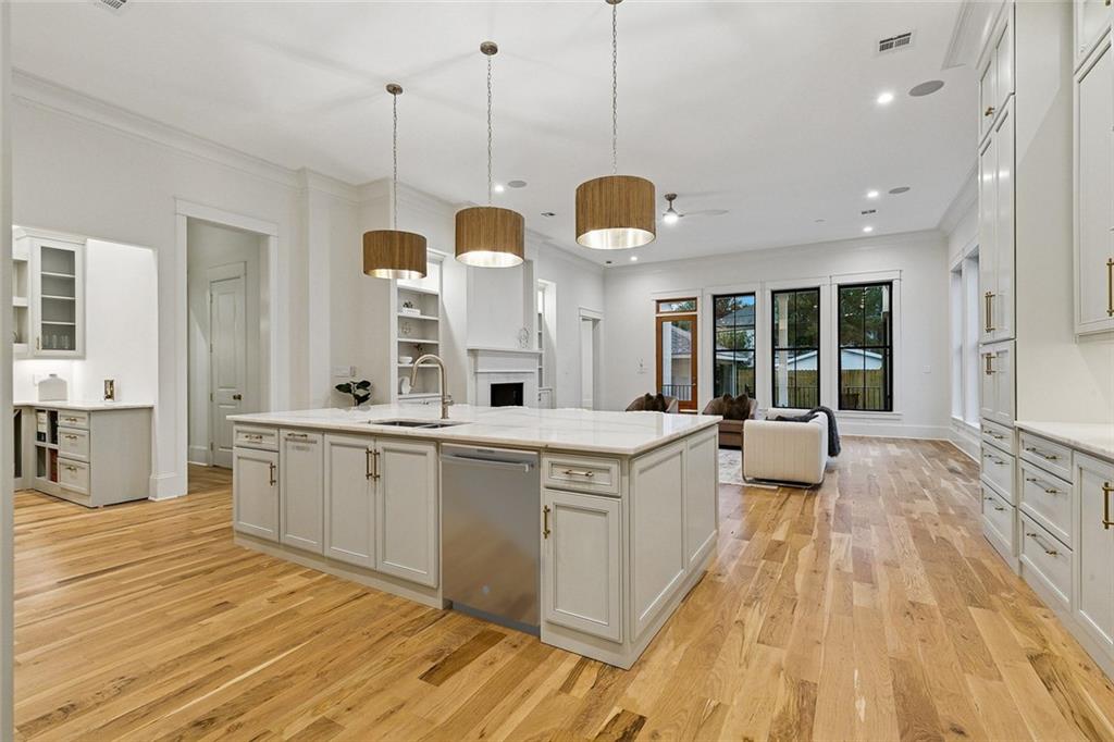 6462 LOUIS XIV Street