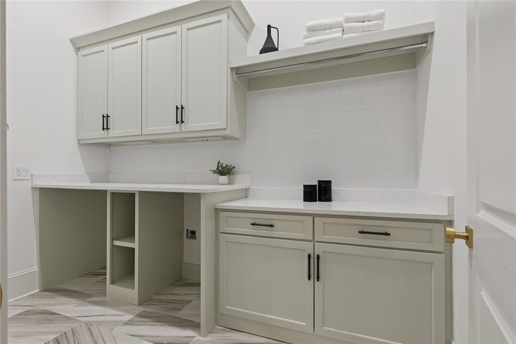 6462 LOUIS XIV Street