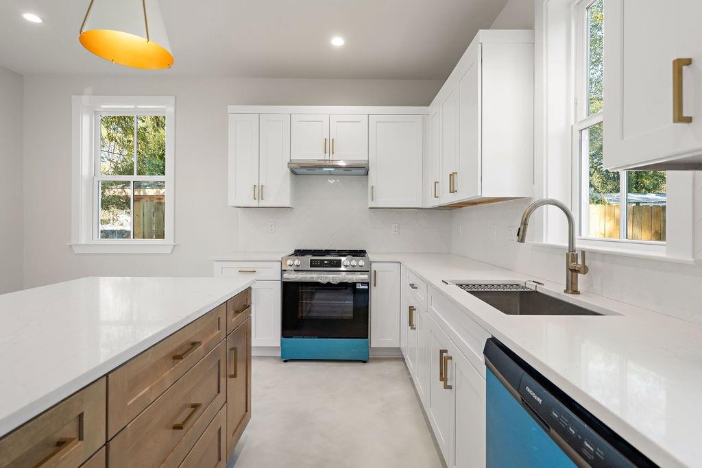 218 N JACKSON Street