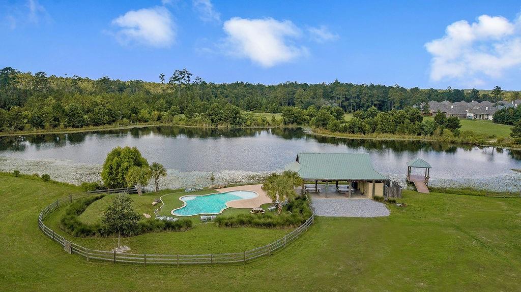 601 LAKE Circle