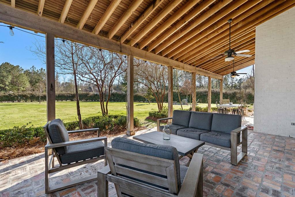 601 LAKE Circle