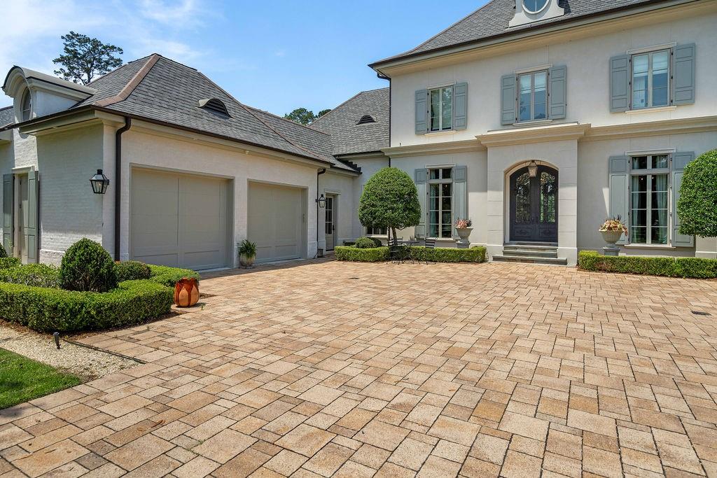 33 RIVERDALE Drive