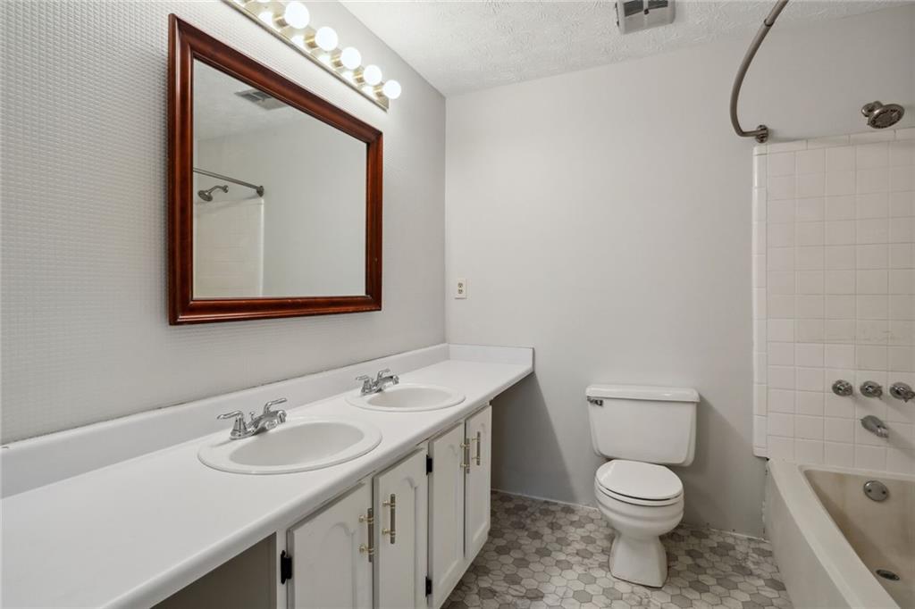 1636 Raleigh Circle SE