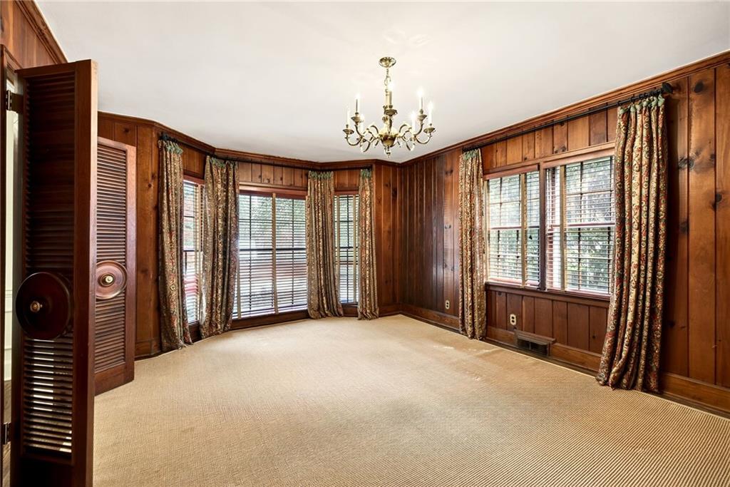 596 W Wesley Road NW