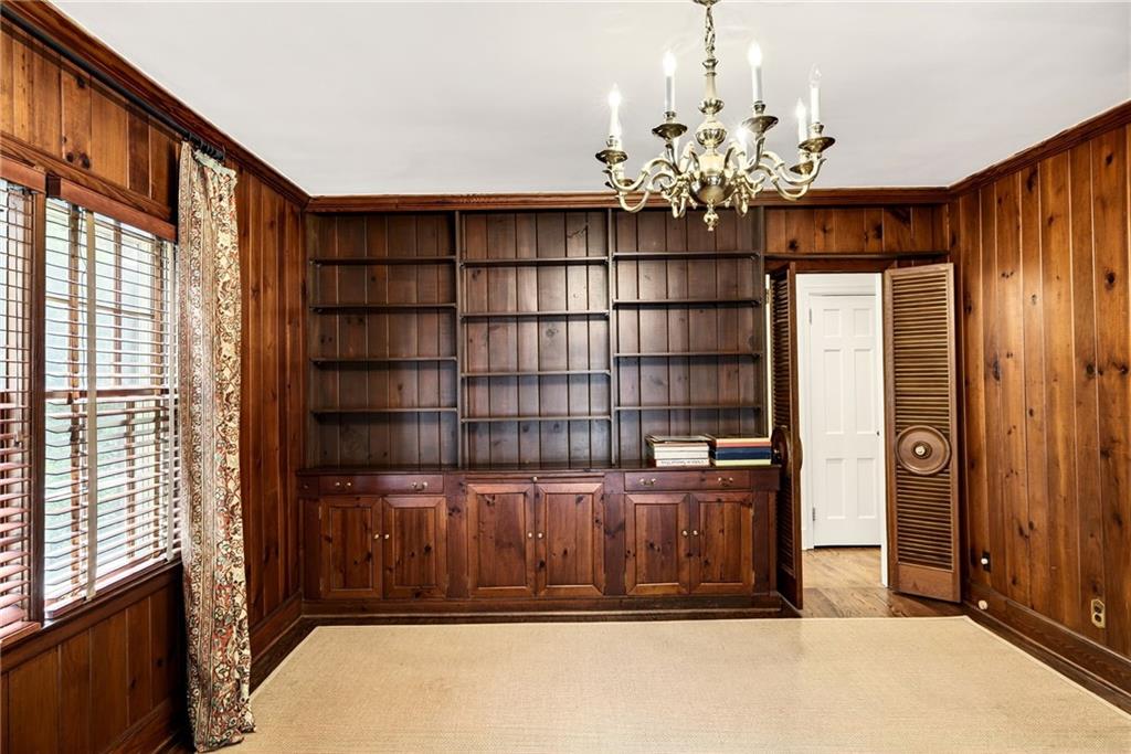 596 W Wesley Road NW