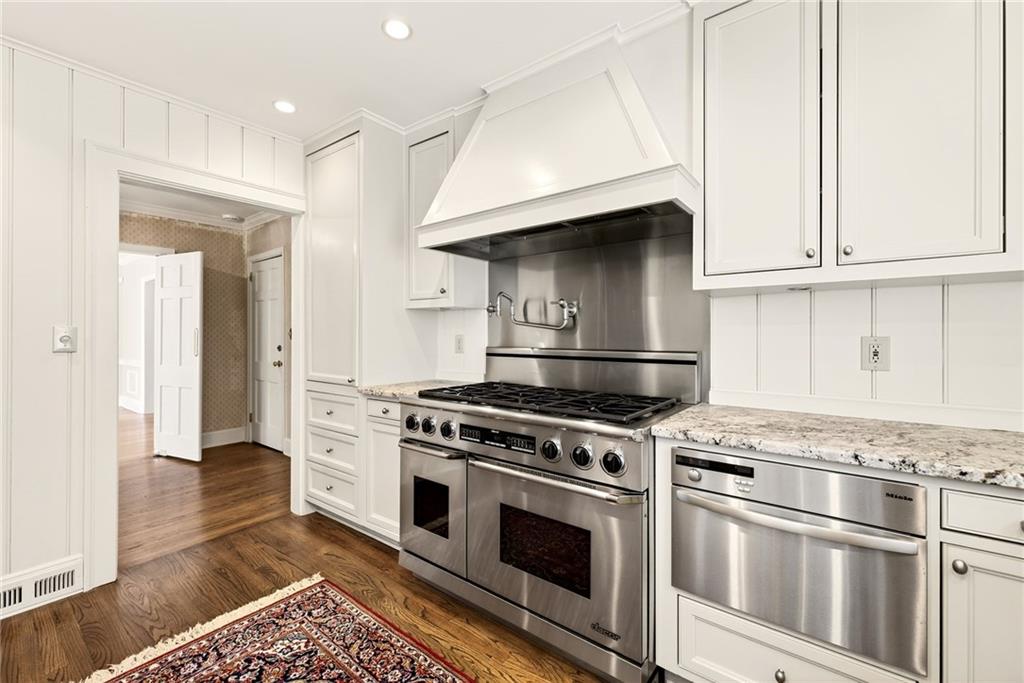 596 W Wesley Road NW