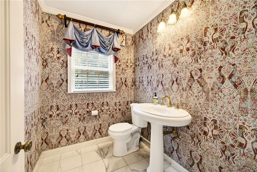 596 W Wesley Road NW