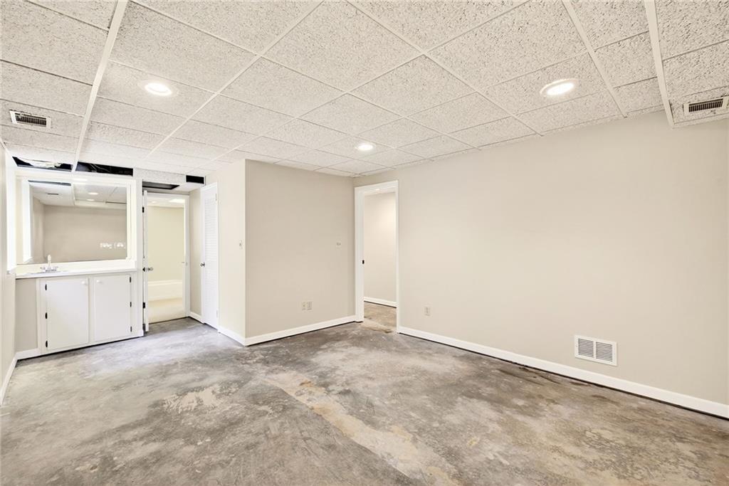 596 W Wesley Road NW