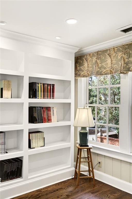 596 W Wesley Road NW