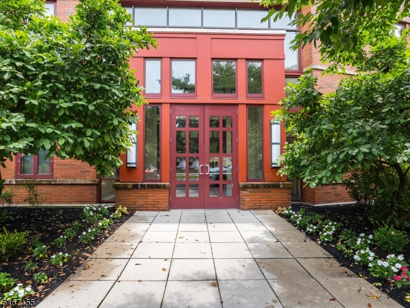 85 Park Ave Unit: 402