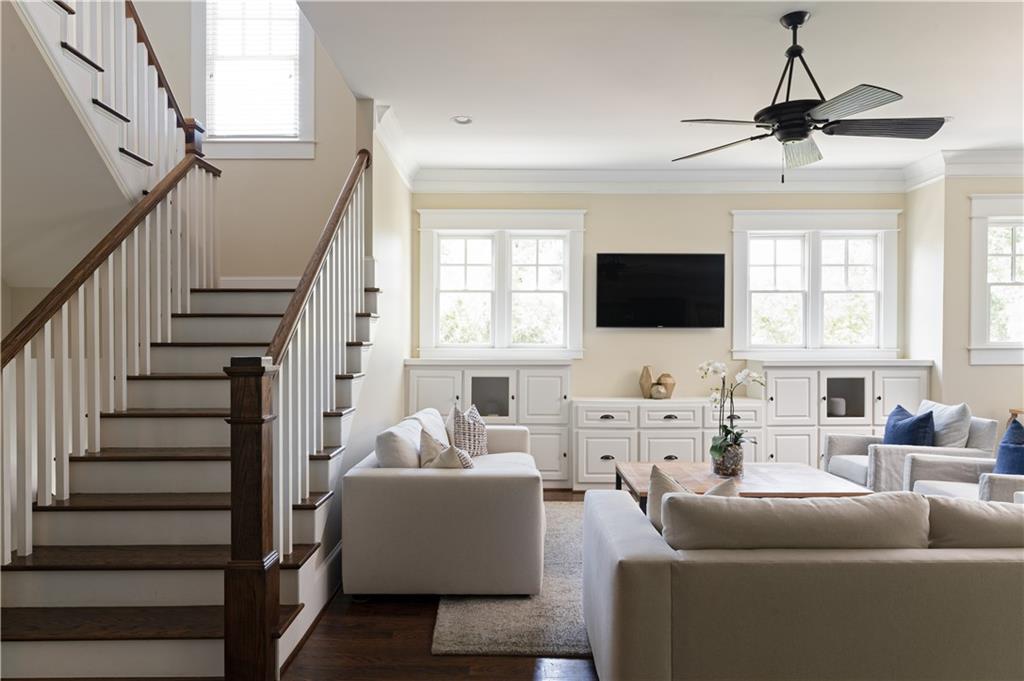 2922 Lookout Place NE