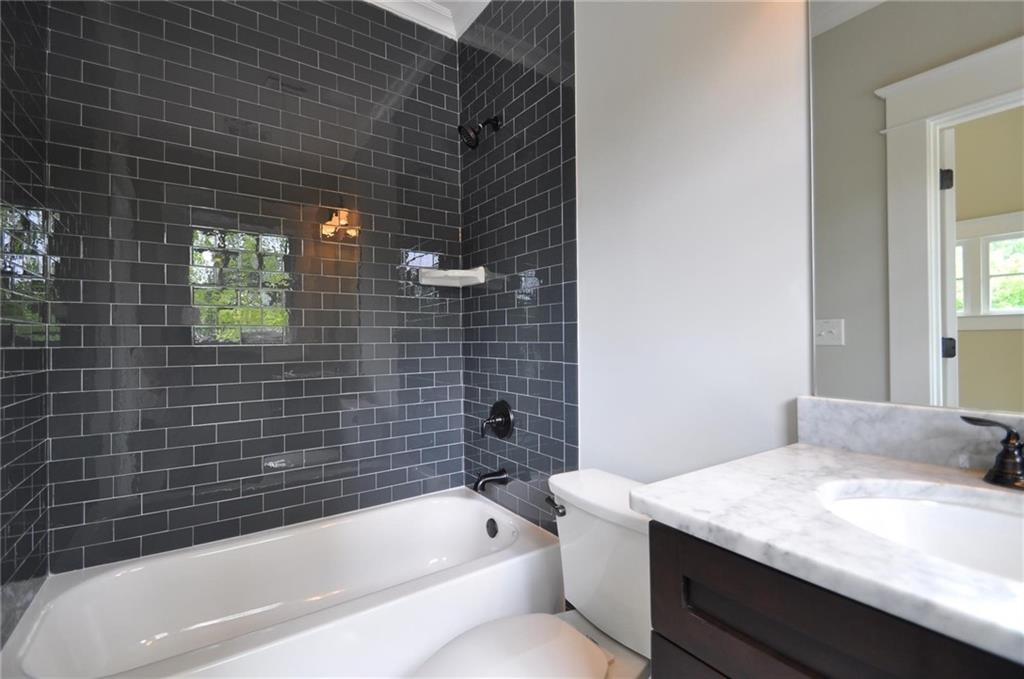 2922 Lookout Place NE