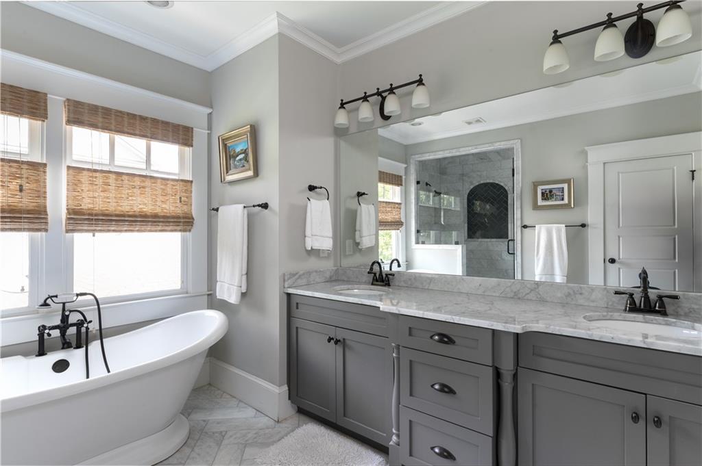 2922 Lookout Place NE