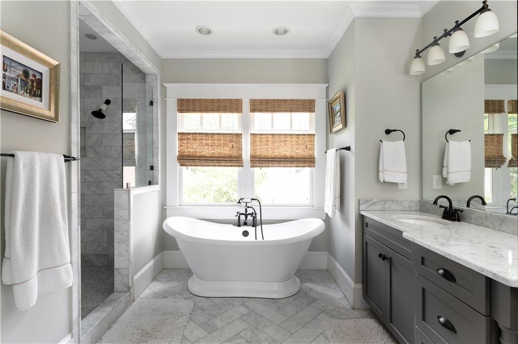 2922 Lookout Place NE