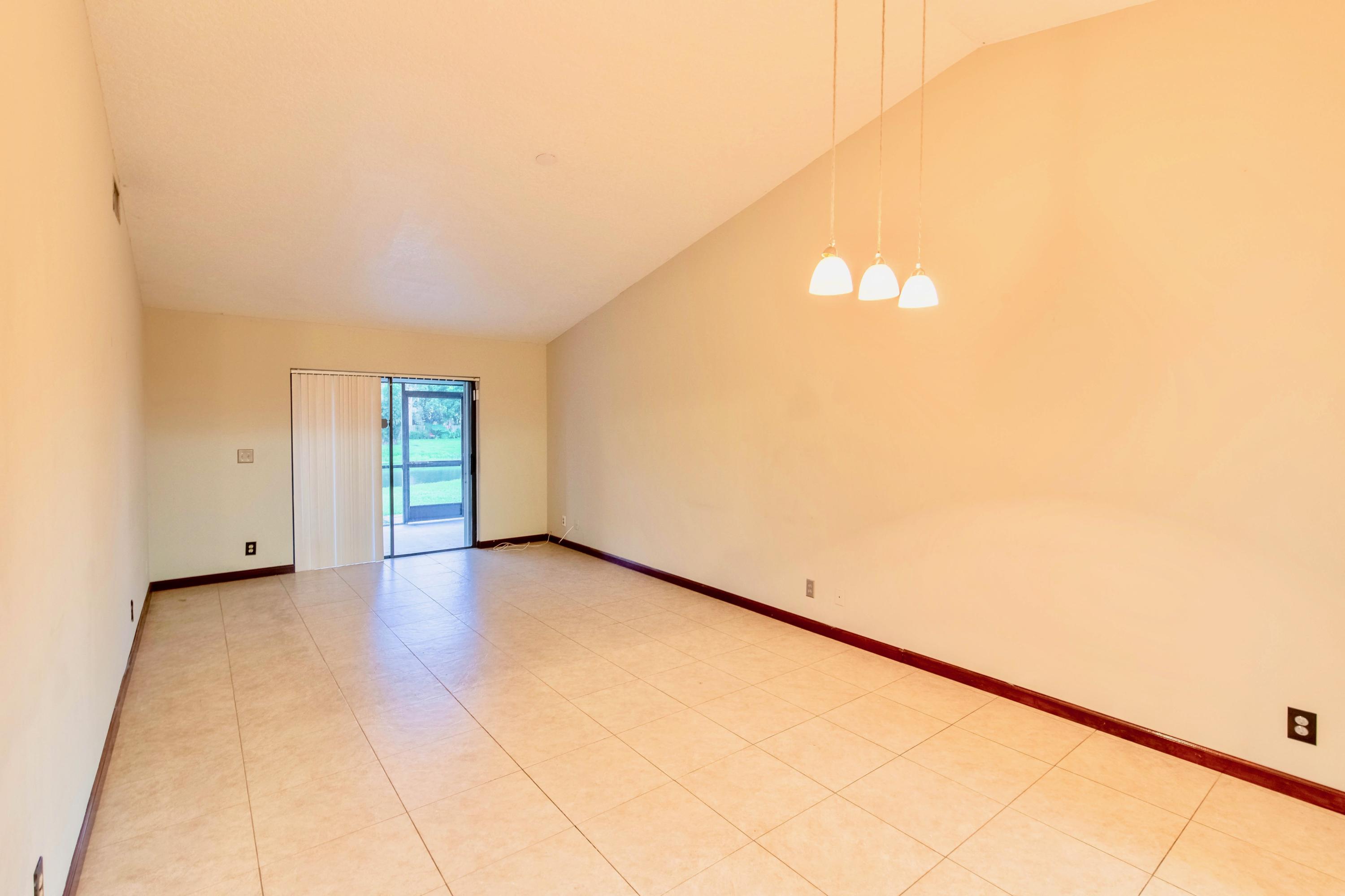 1558 Easthampton Circle
