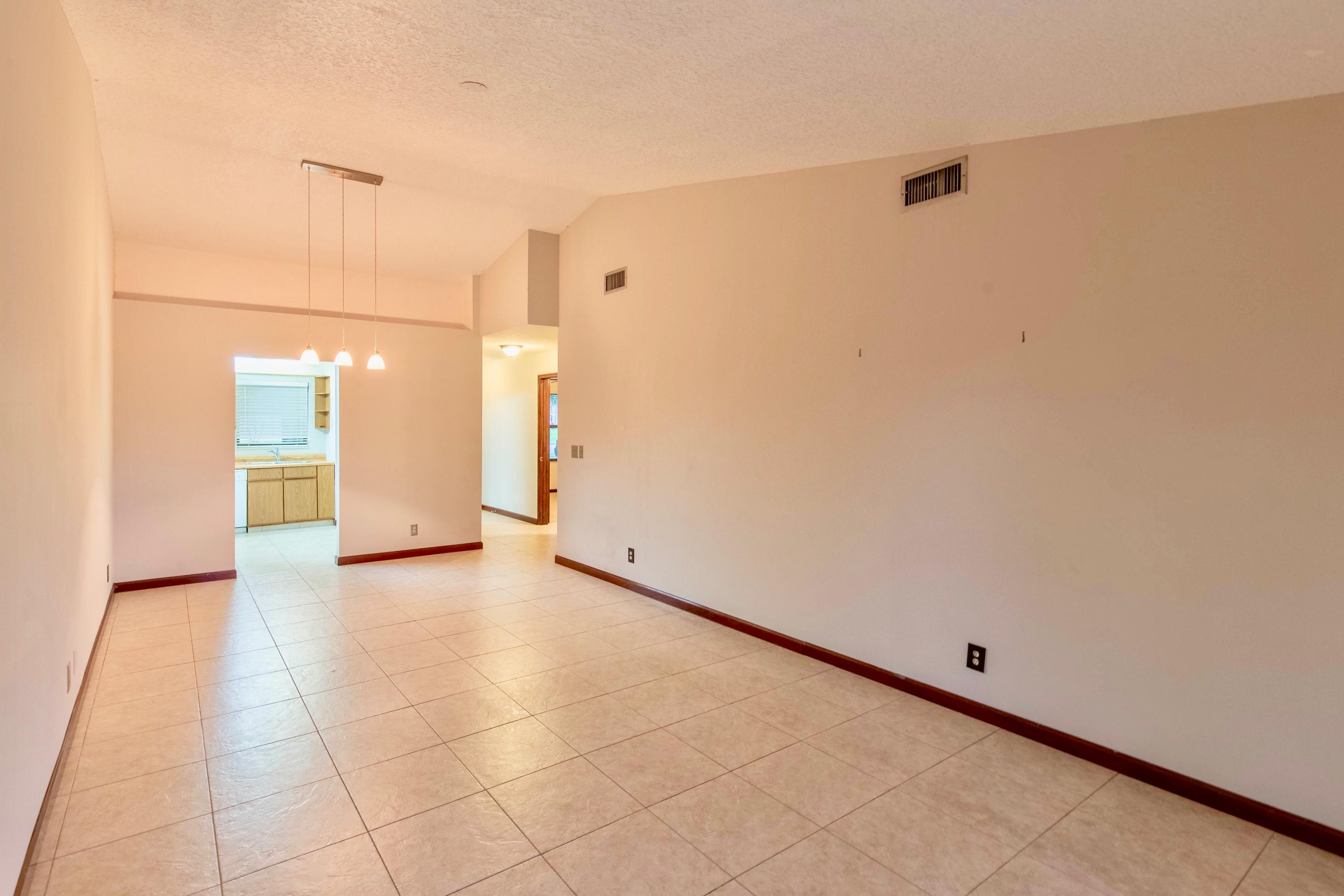 1558 Easthampton Circle