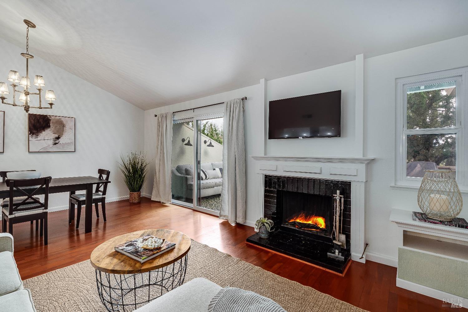 225 2nd St E #10