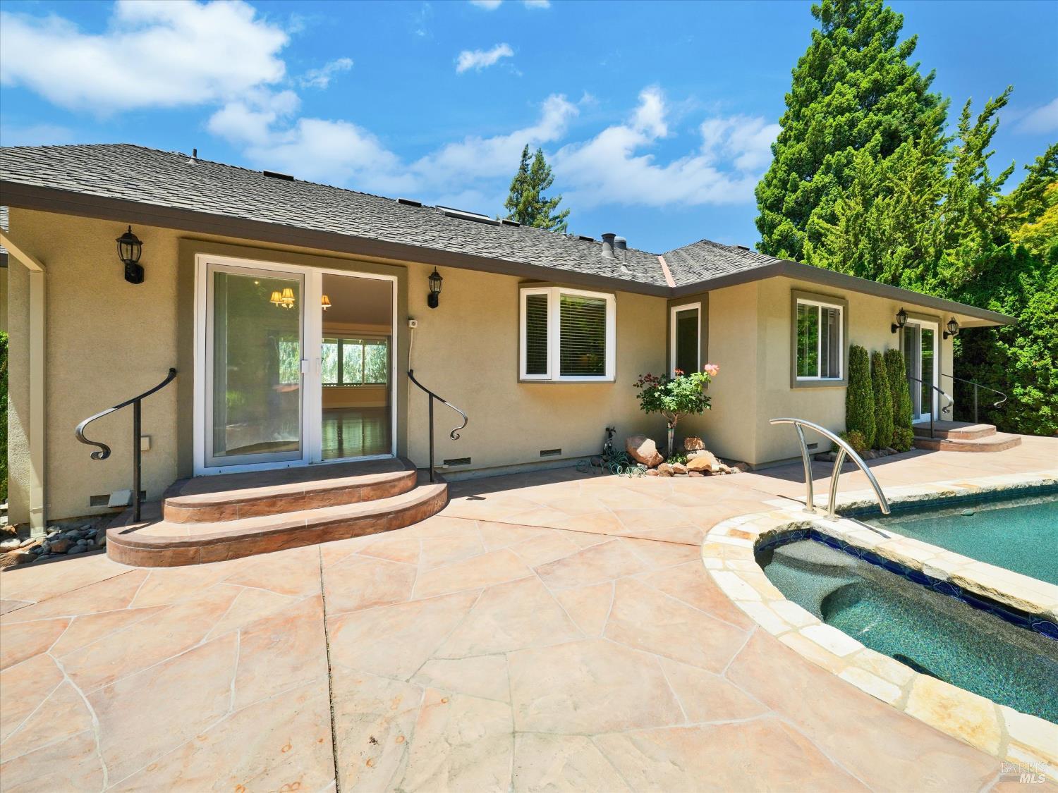 566 Este Madera Dr