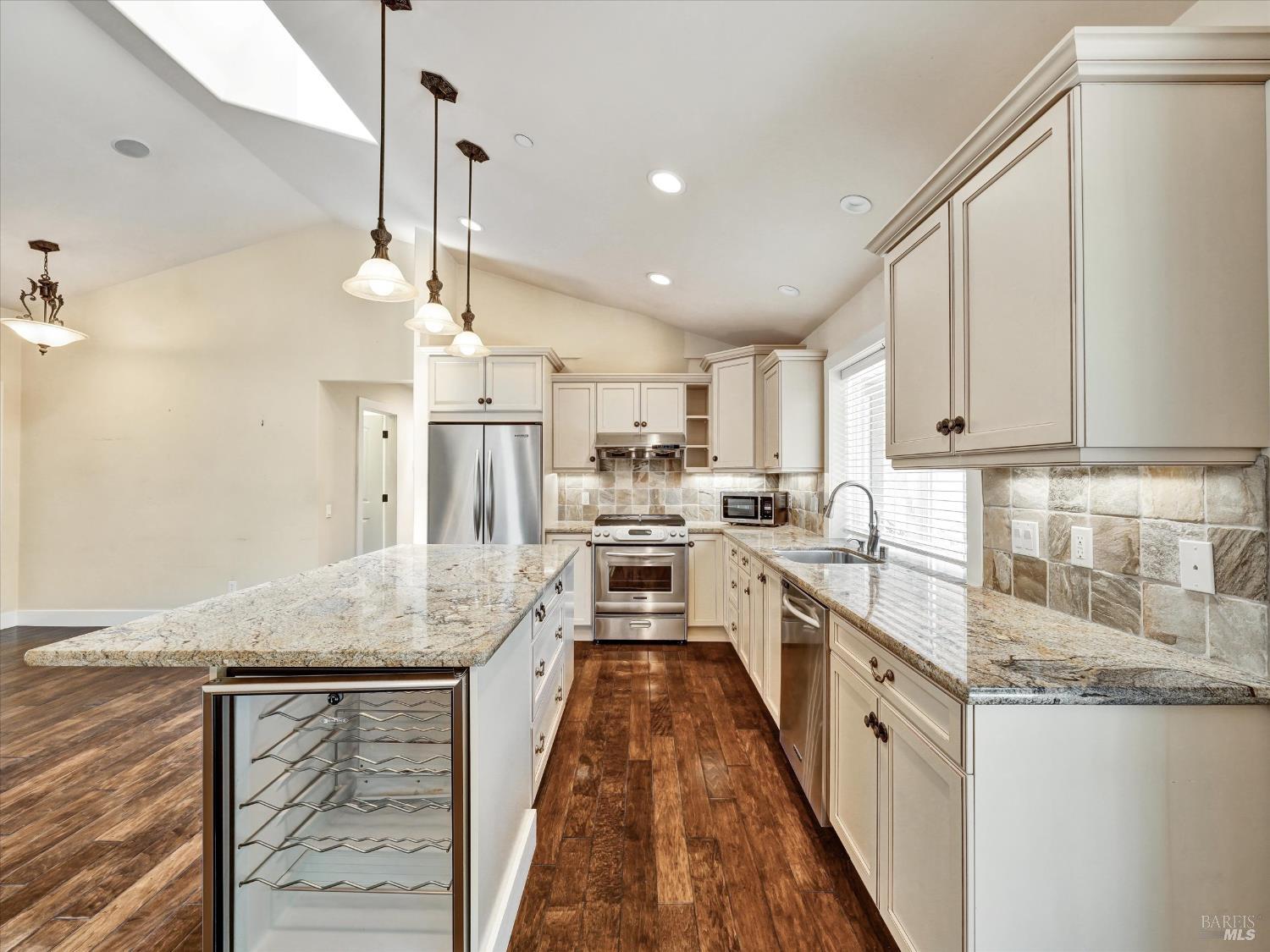 566 Este Madera Dr