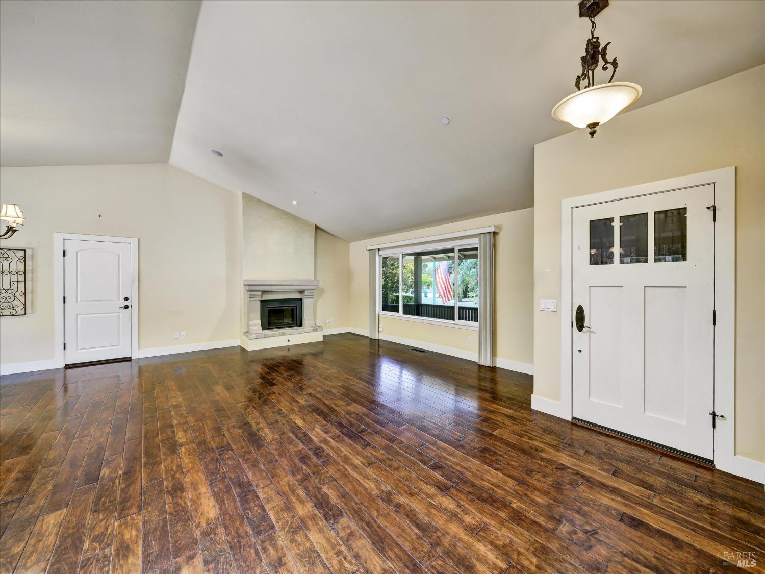 566 Este Madera Dr