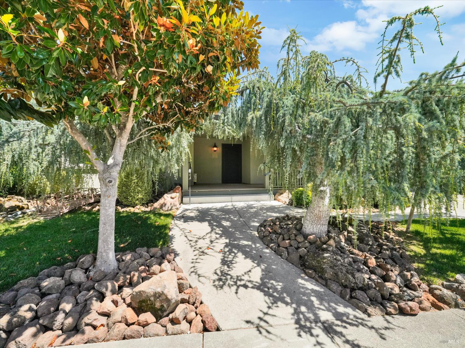 566 Este Madera Dr