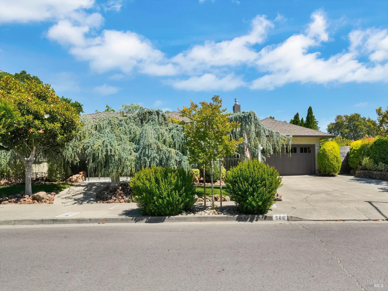 566 Este Madera Dr