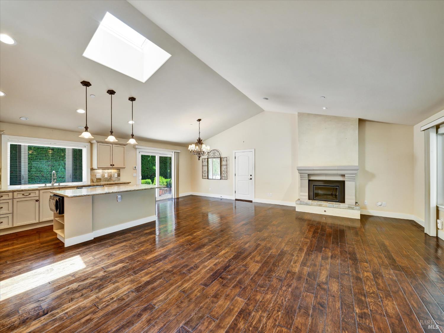 566 Este Madera Dr