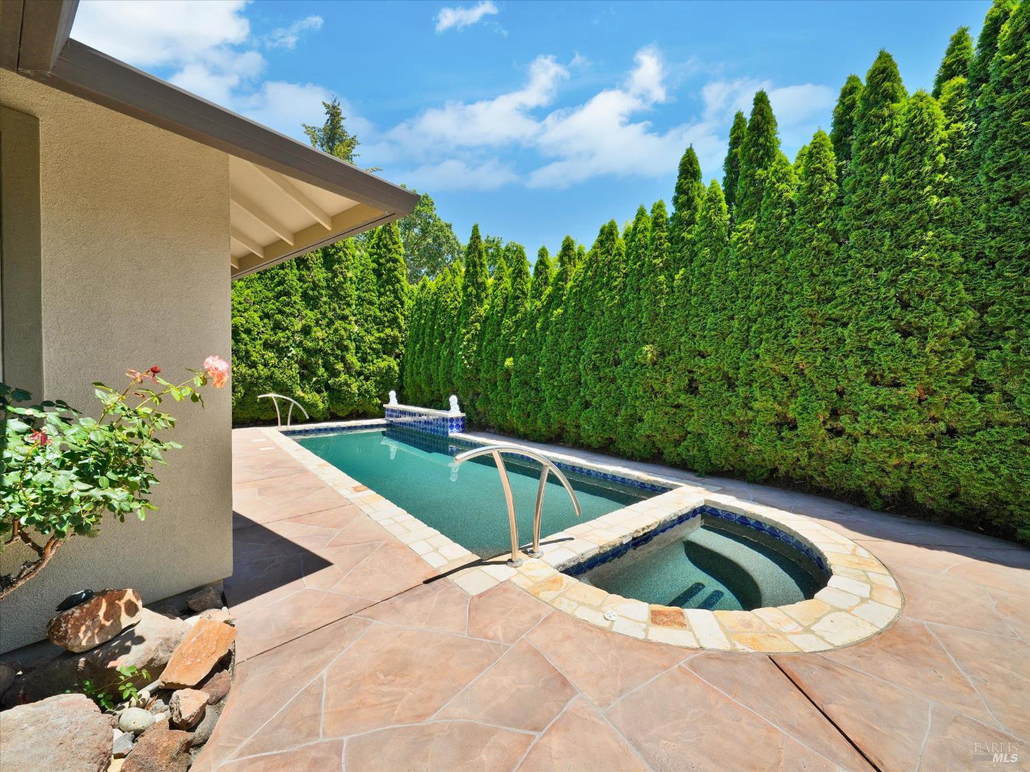 566 Este Madera Dr