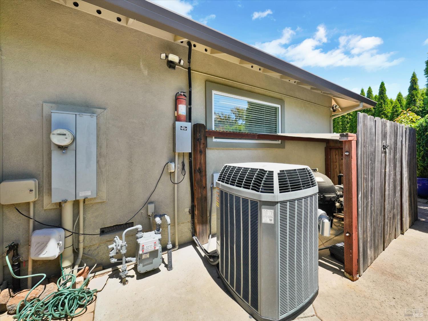 566 Este Madera Dr