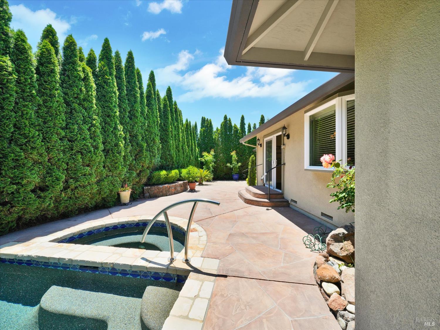 566 Este Madera Dr
