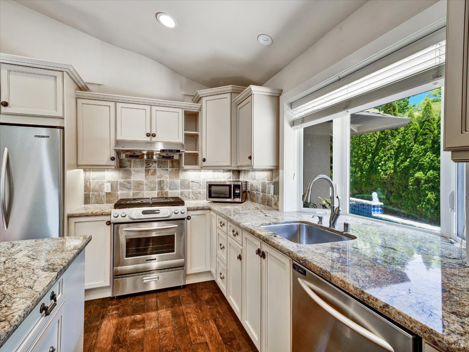 566 Este Madera Dr