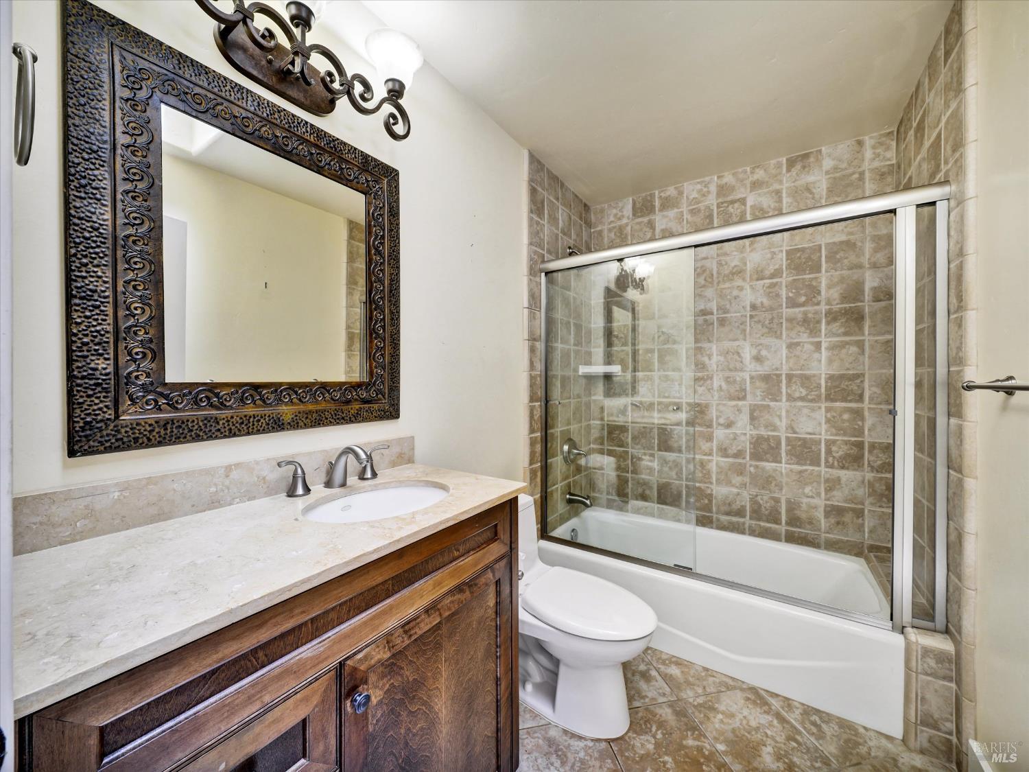 566 Este Madera Dr