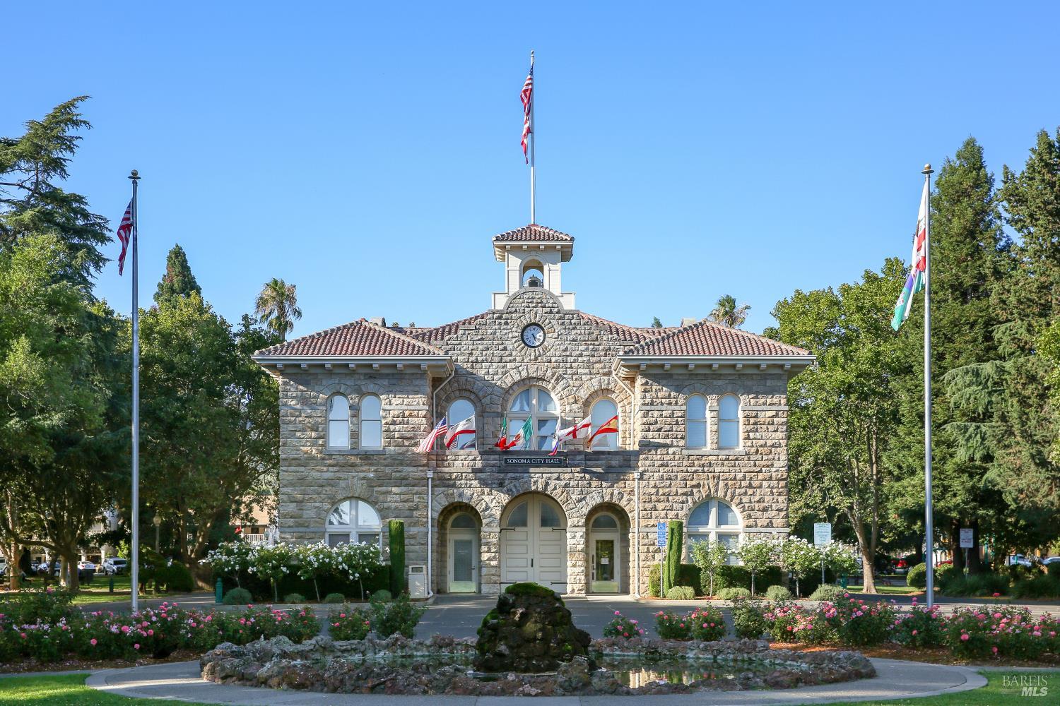 566 Este Madera Dr