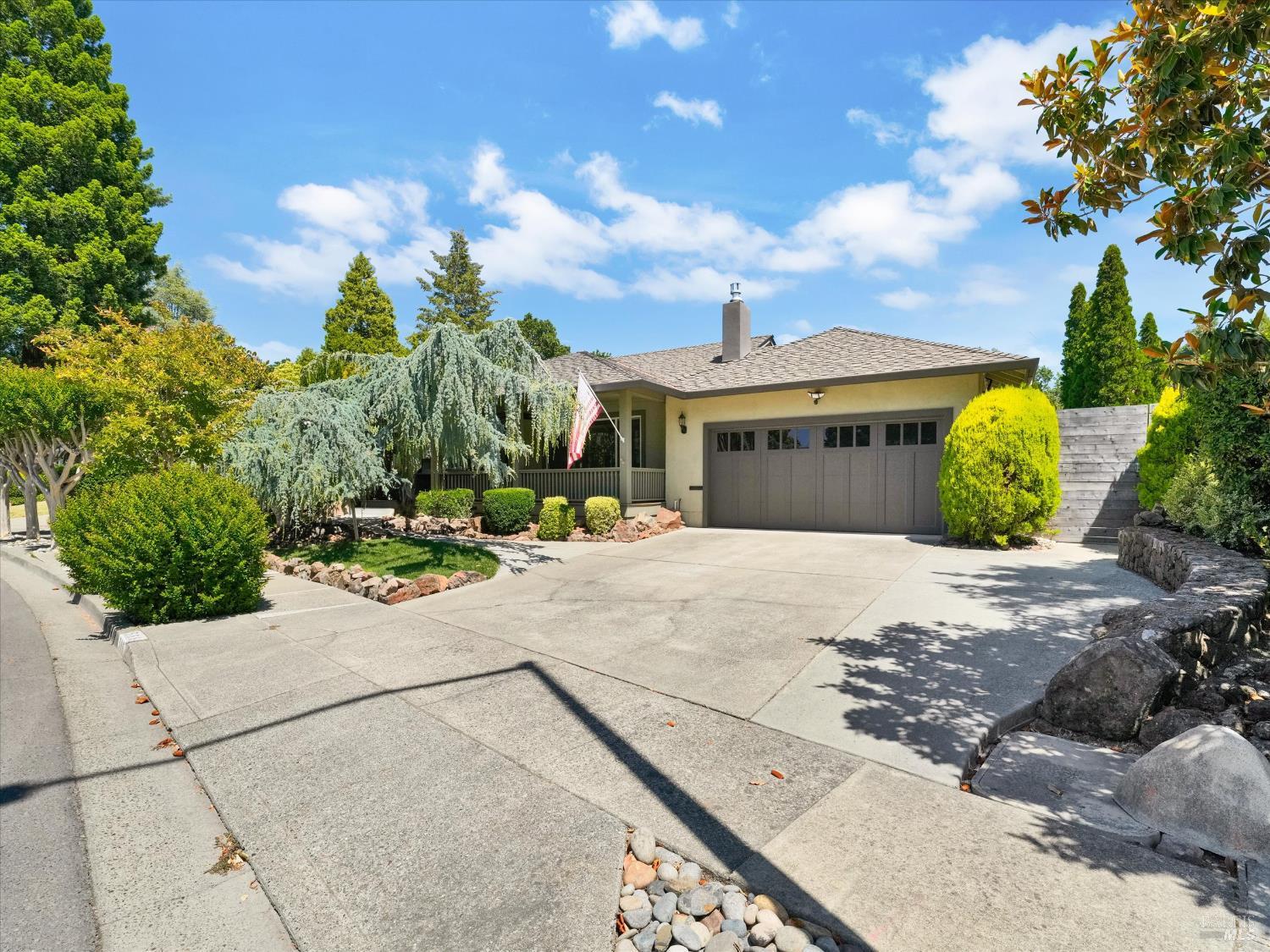 566 Este Madera Dr