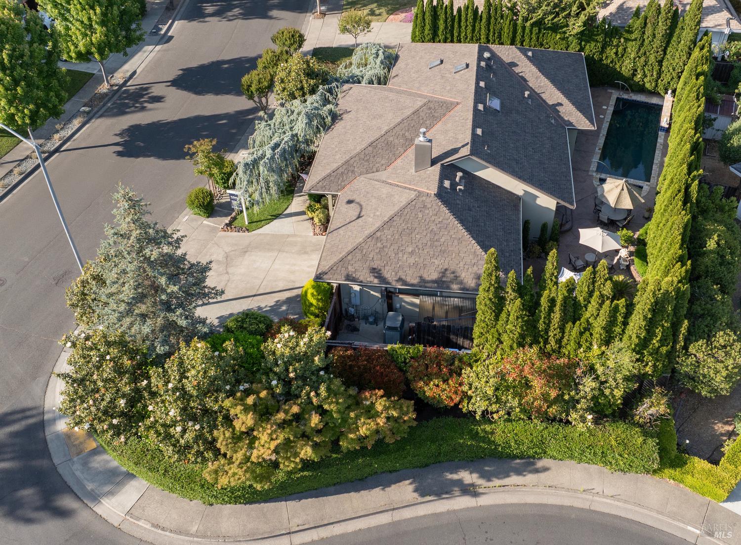 566 Este Madera Dr
