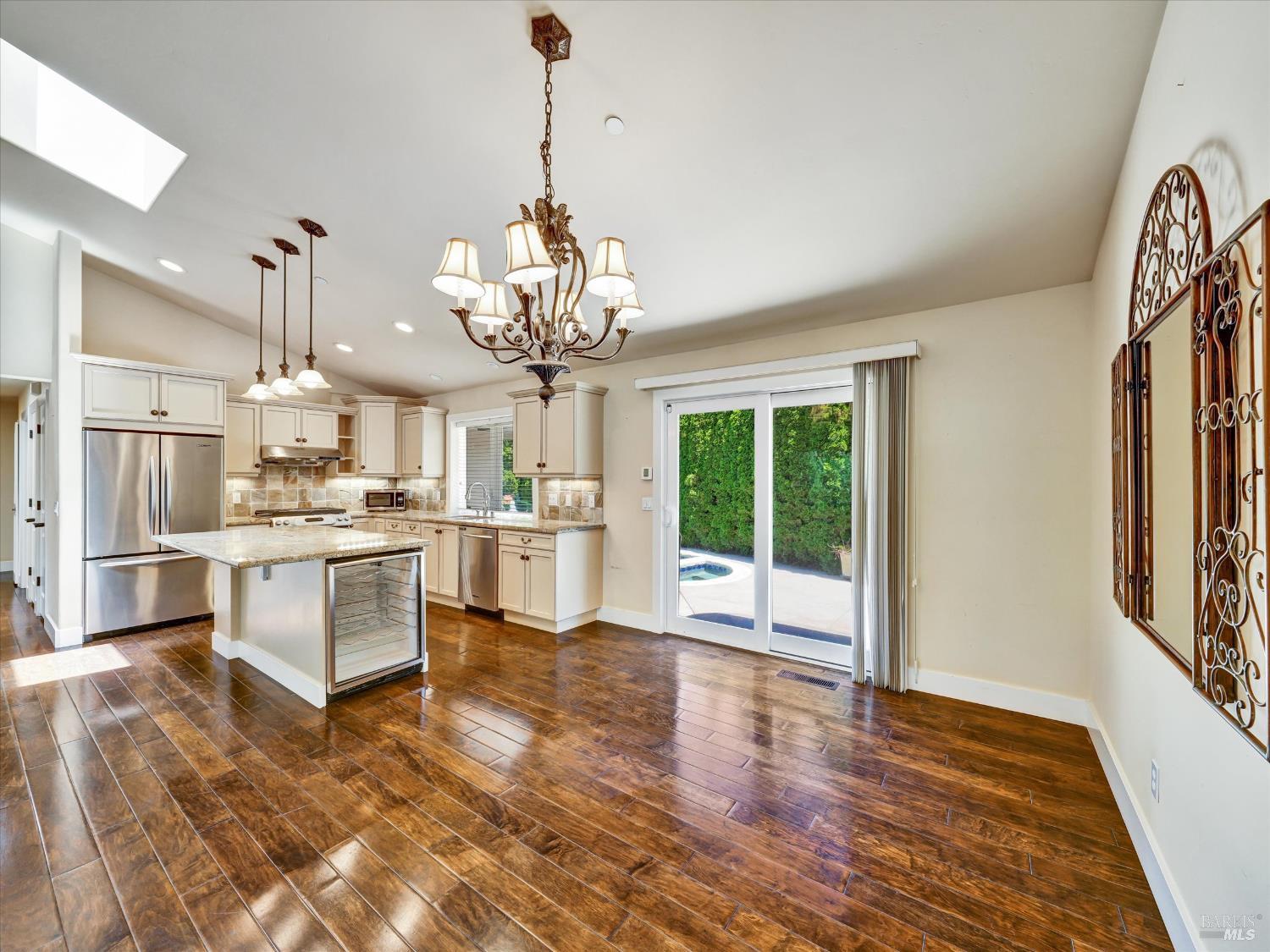 566 Este Madera Dr