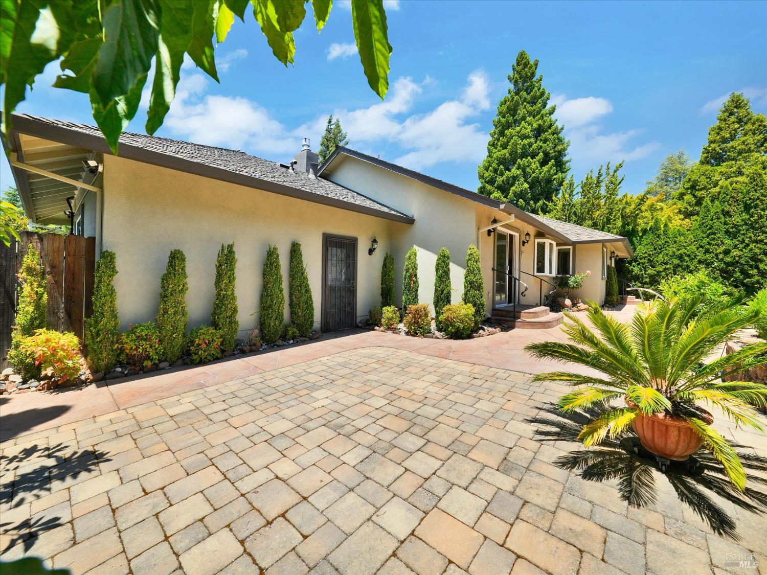 566 Este Madera Dr