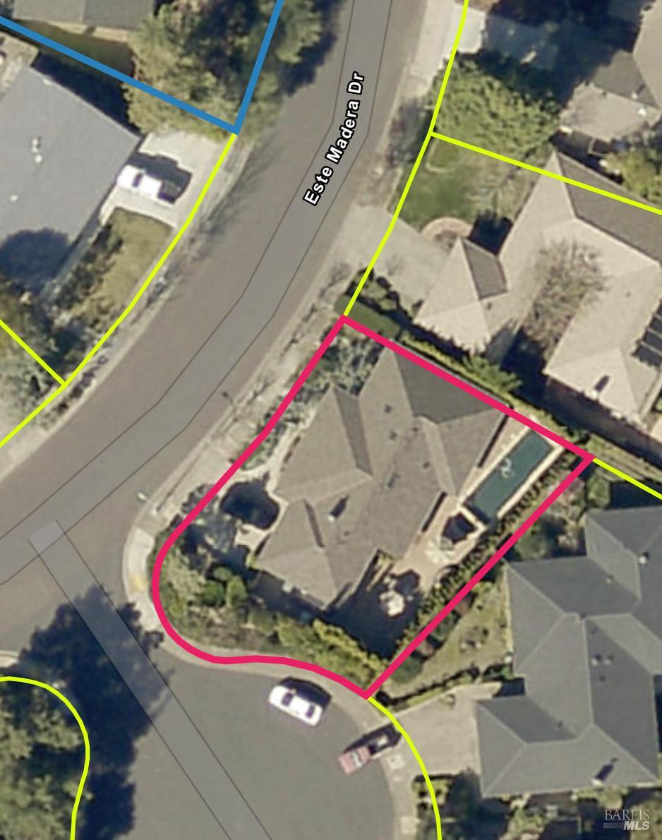 566 Este Madera Dr