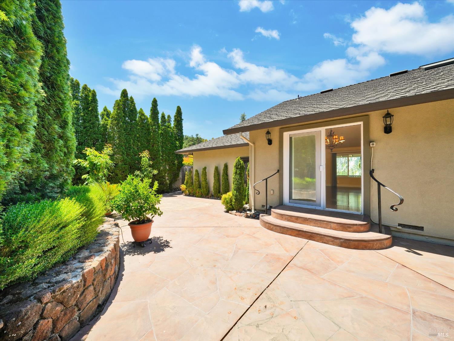 566 Este Madera Dr