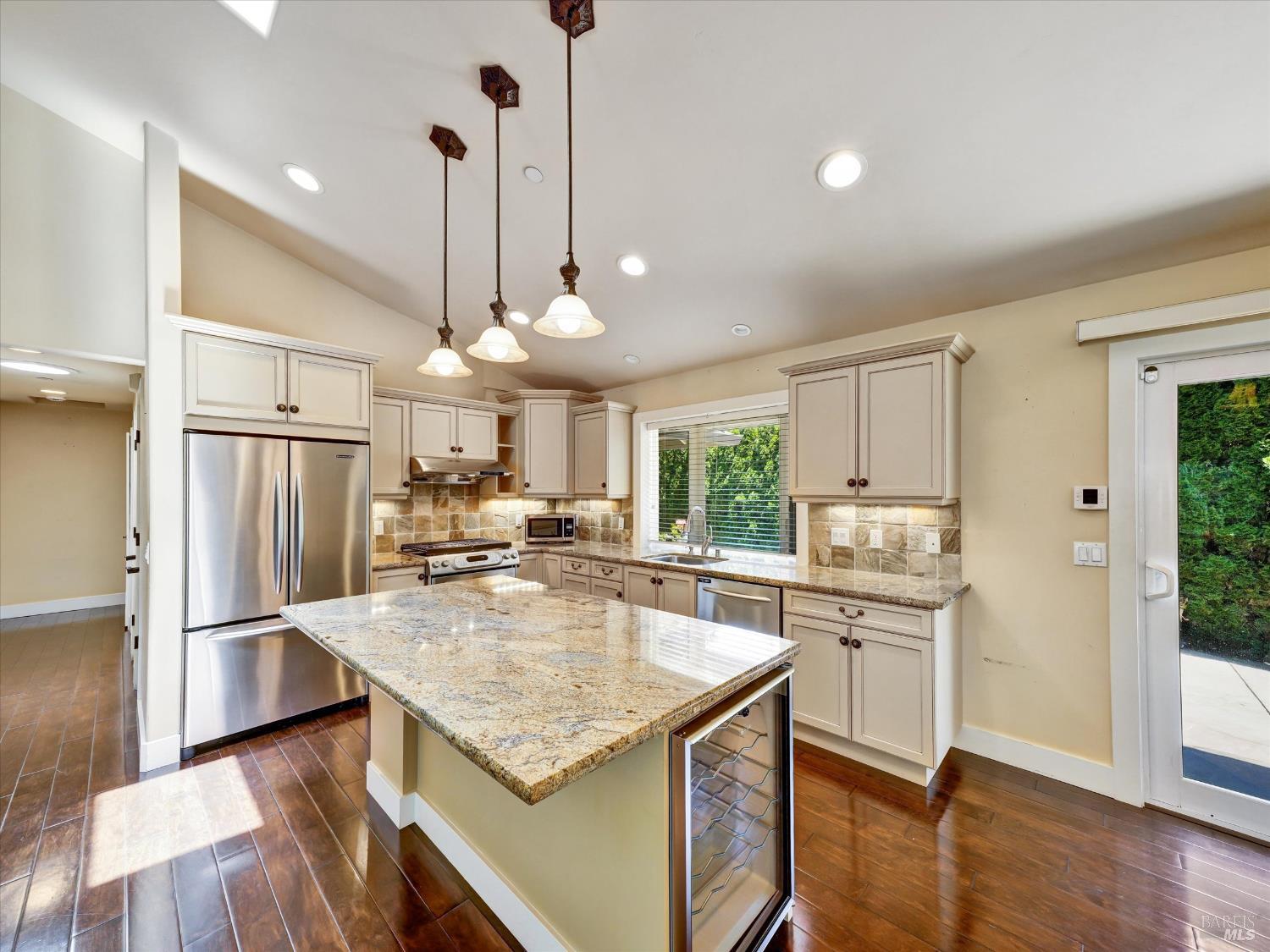 566 Este Madera Dr