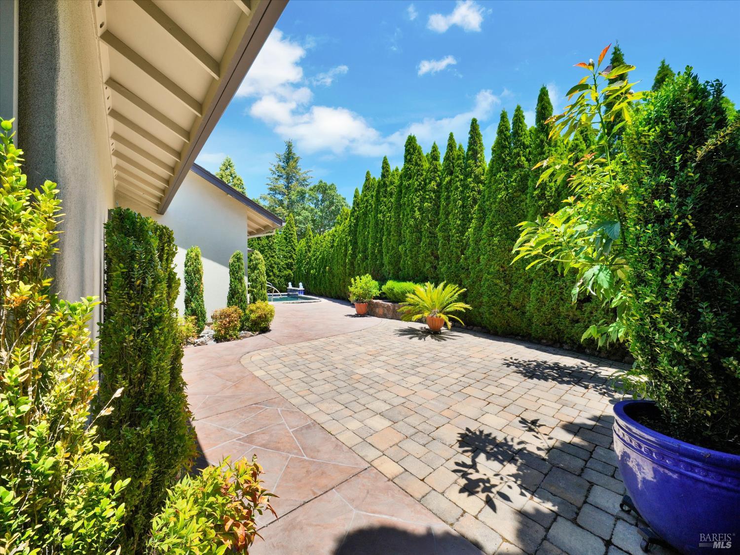 566 Este Madera Dr
