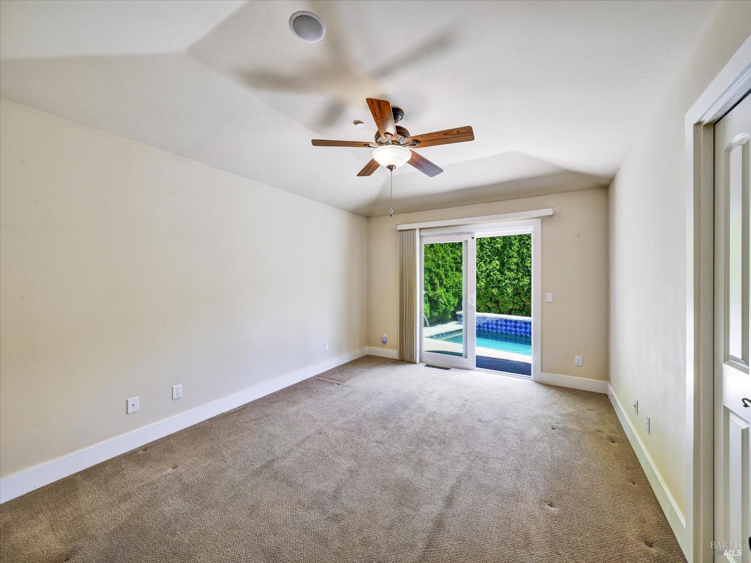 566 Este Madera Dr