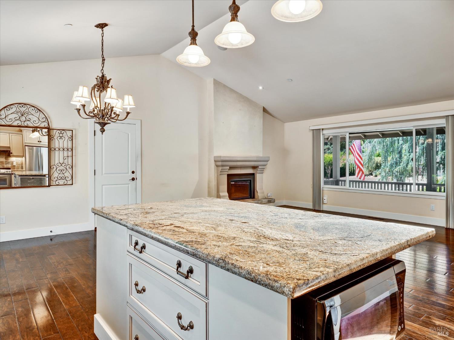 566 Este Madera Dr