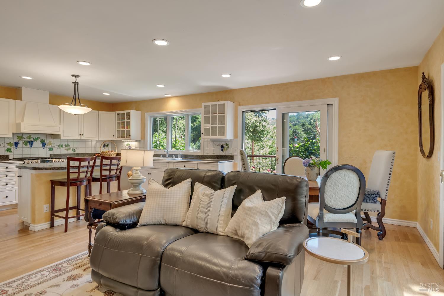 4215 Wake Robin Dr