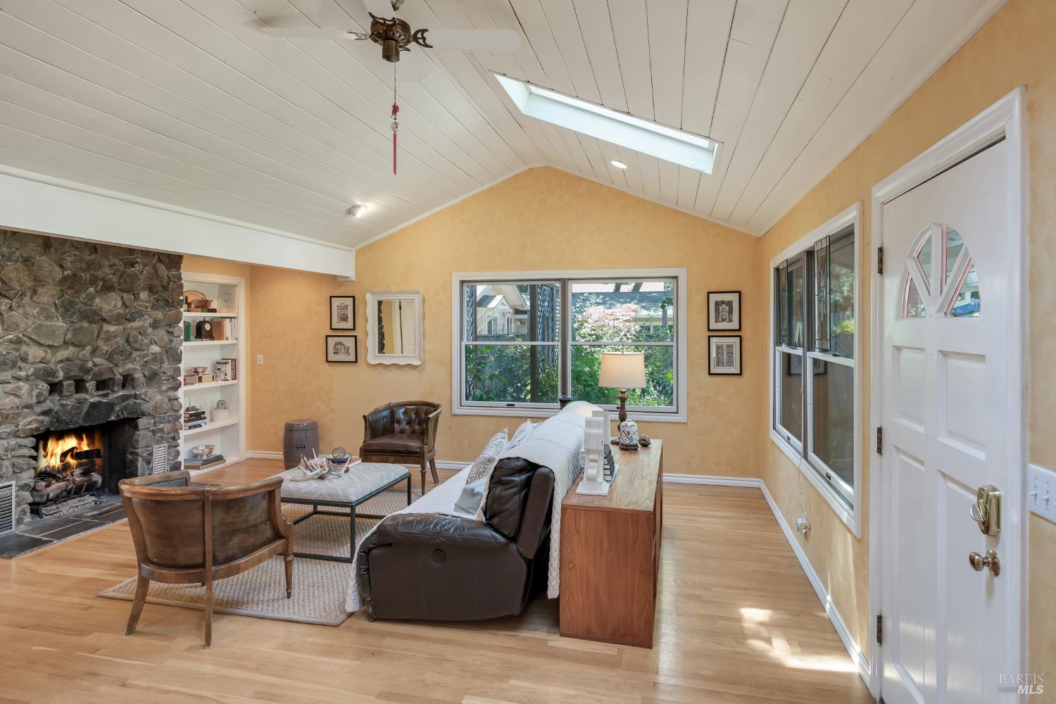 4215 Wake Robin Dr