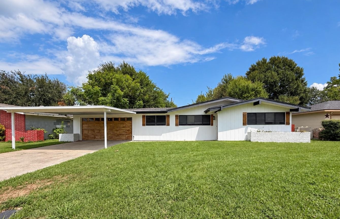1718 LAKECREST DR